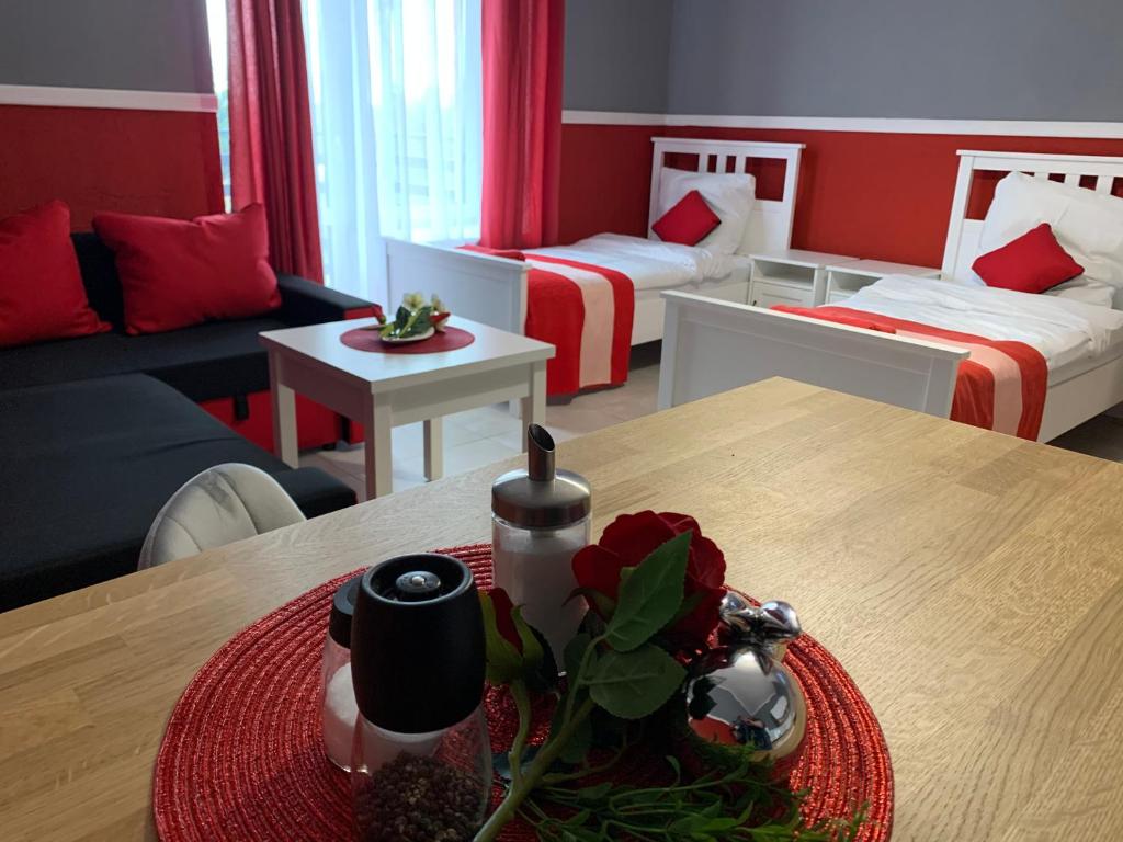 Sala de estar con 2 camas y mesa en Willa Konopnicka, en Szonowice
