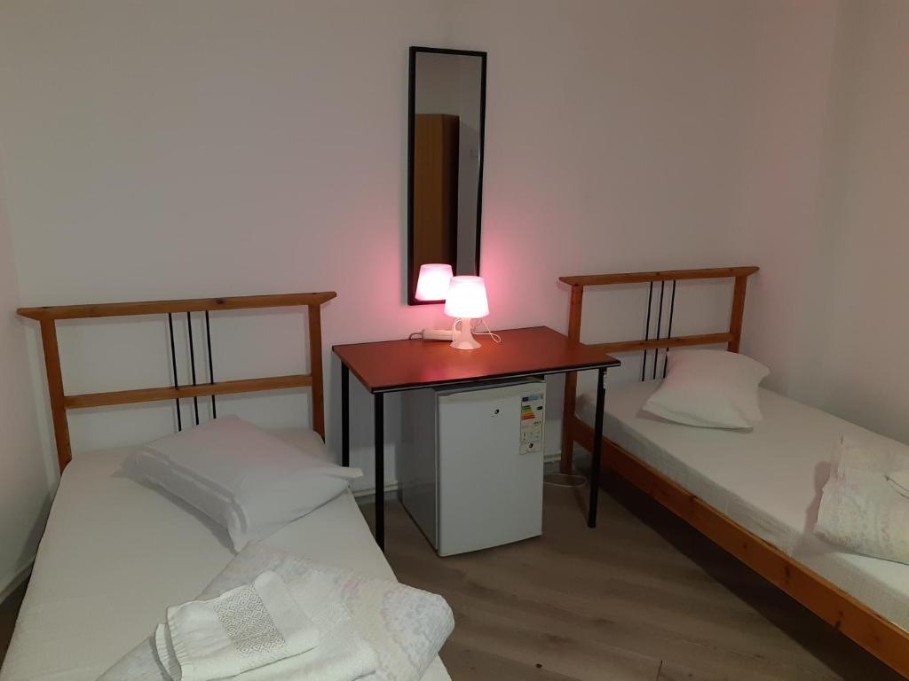 Postel nebo postele na pokoji v ubytování Carol 51 Hostel