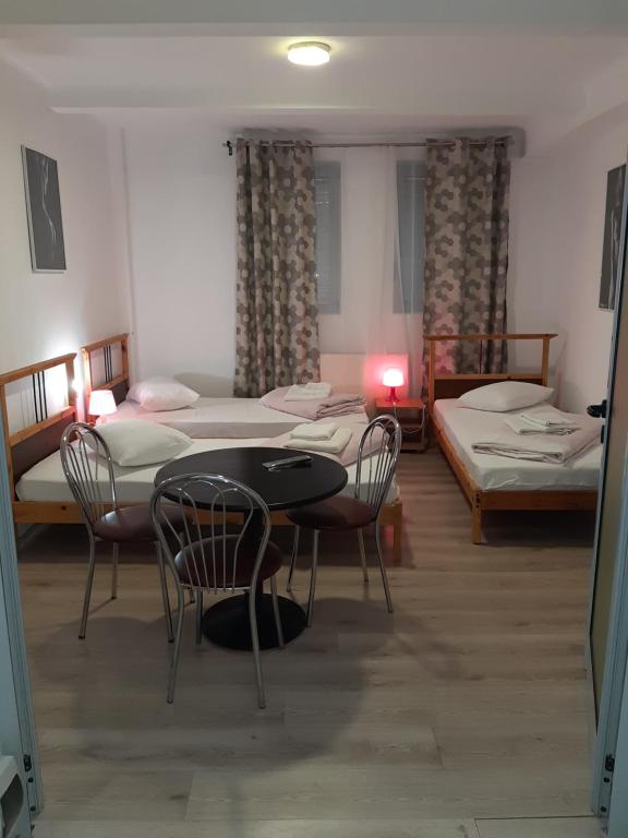 Postel nebo postele na pokoji v ubytování Carol 51 Hostel
