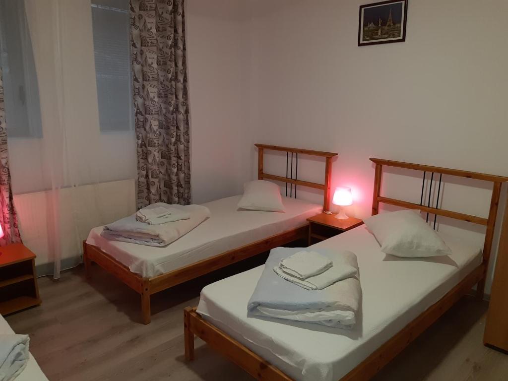 Postel nebo postele na pokoji v ubytování Carol 51 Hostel