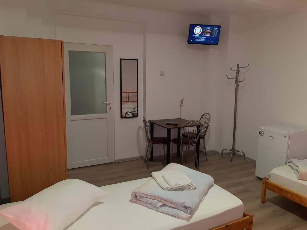 Postel nebo postele na pokoji v ubytování Carol 51 Hostel