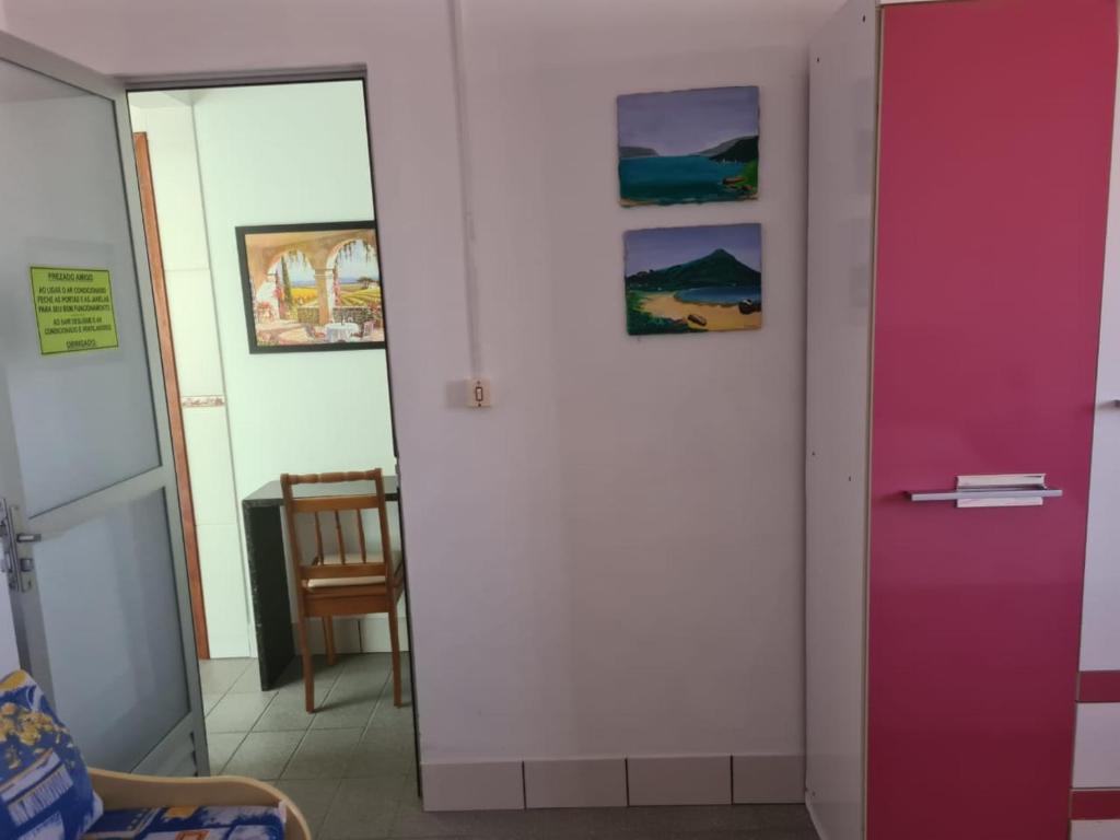  APARTAMENTO BOMBINHAS COM 01 DORMITÓRIO a 60M DA PRAIA AR WIFI