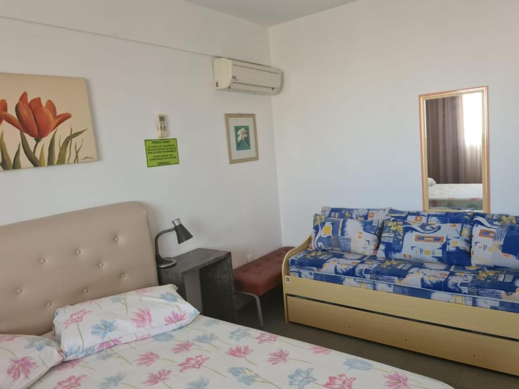  APARTAMENTO BOMBINHAS COM 01 DORMITÓRIO a 60M DA PRAIA AR WIFI