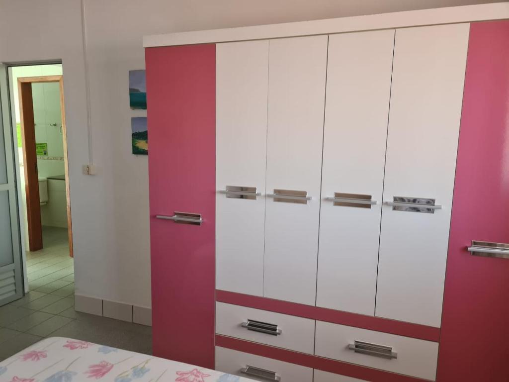  APARTAMENTO BOMBINHAS COM 01 DORMITÓRIO a 60M DA PRAIA AR WIFI