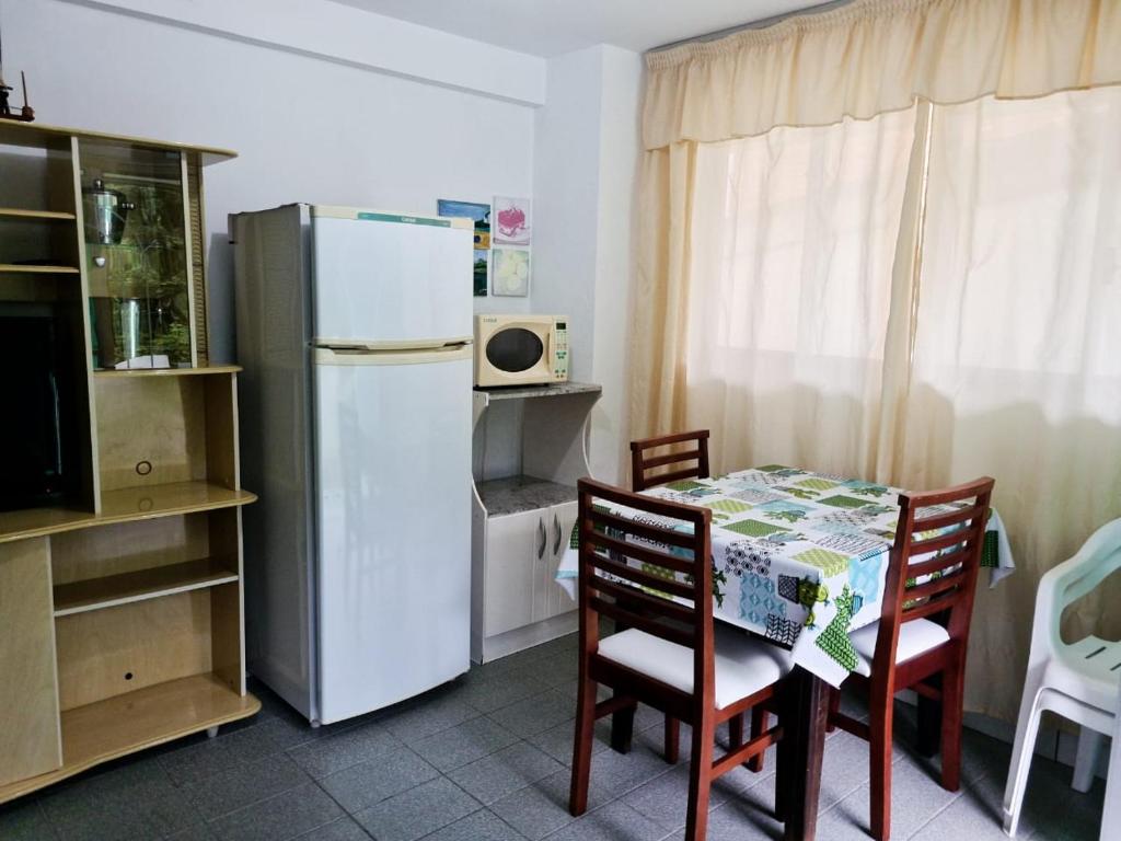  APARTAMENTO BOMBINHAS COM 01 DORMITÓRIO a 60M DA PRAIA AR WIFI