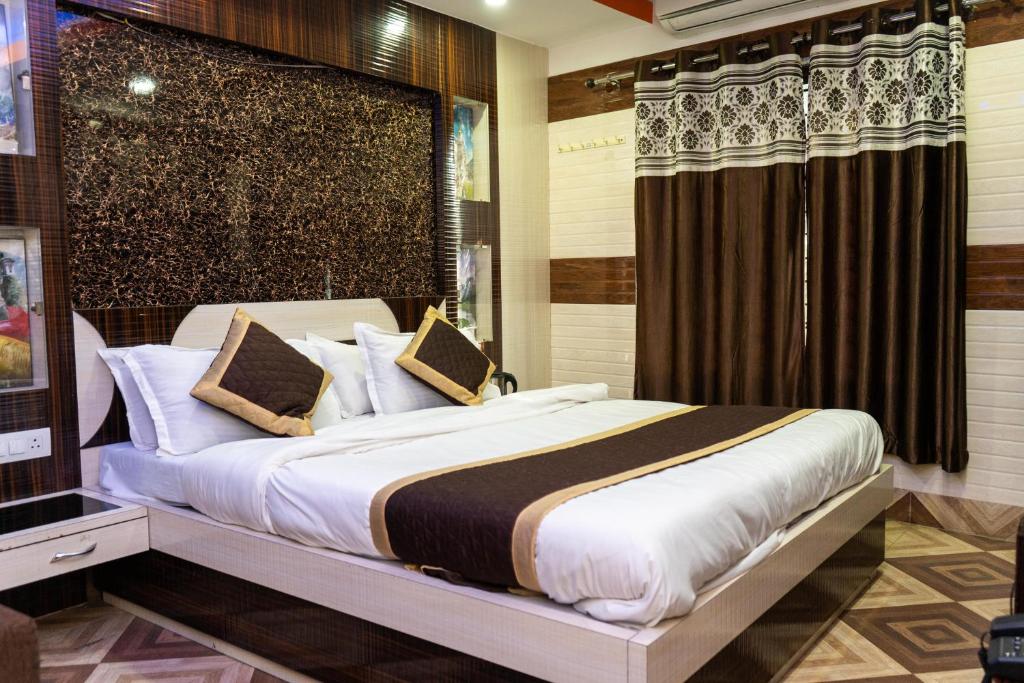 Postel nebo postele na pokoji v ubytování Tirupati Lodge NJP
