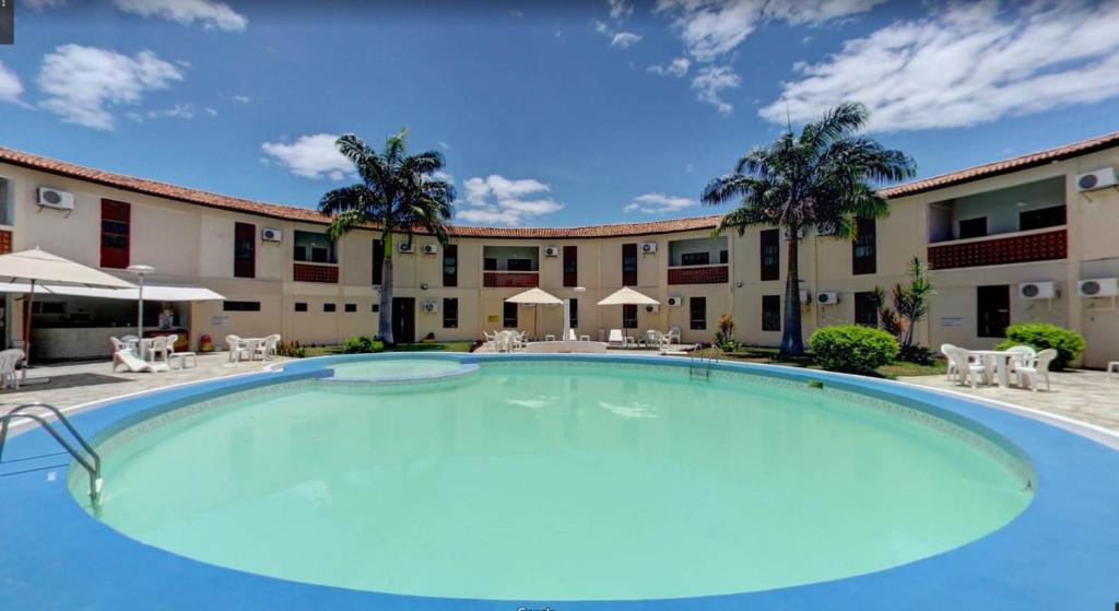 una gran piscina frente a un hotel en BELVEDERE PAULO AFONSO en Paulo Afonso