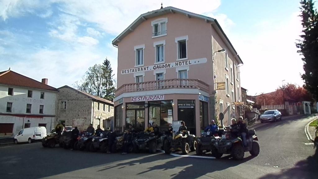 eine Gruppe von Motorrädern, die vor einem Gebäude geparkt sind in der Unterkunft Hotel La Vie En Rose in Le Brugeron