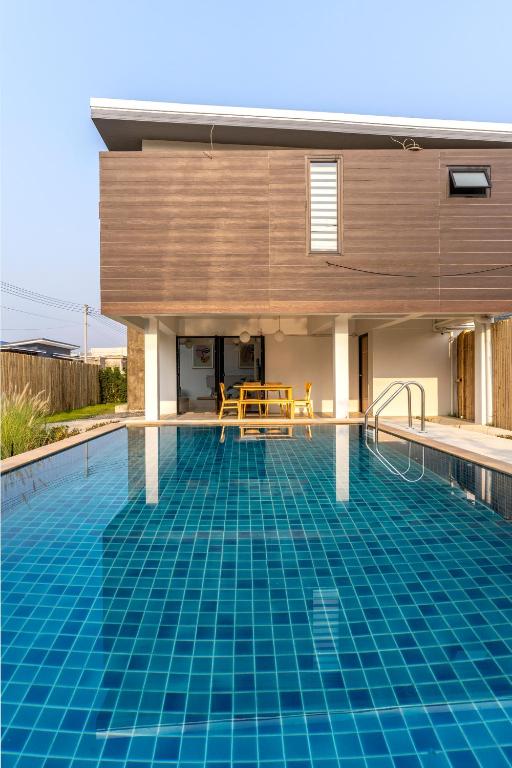 Bazén v ubytování Brand-new Aewmai Pool Villa&Promotion◆byน้องมังคุด nebo v jeho okolí