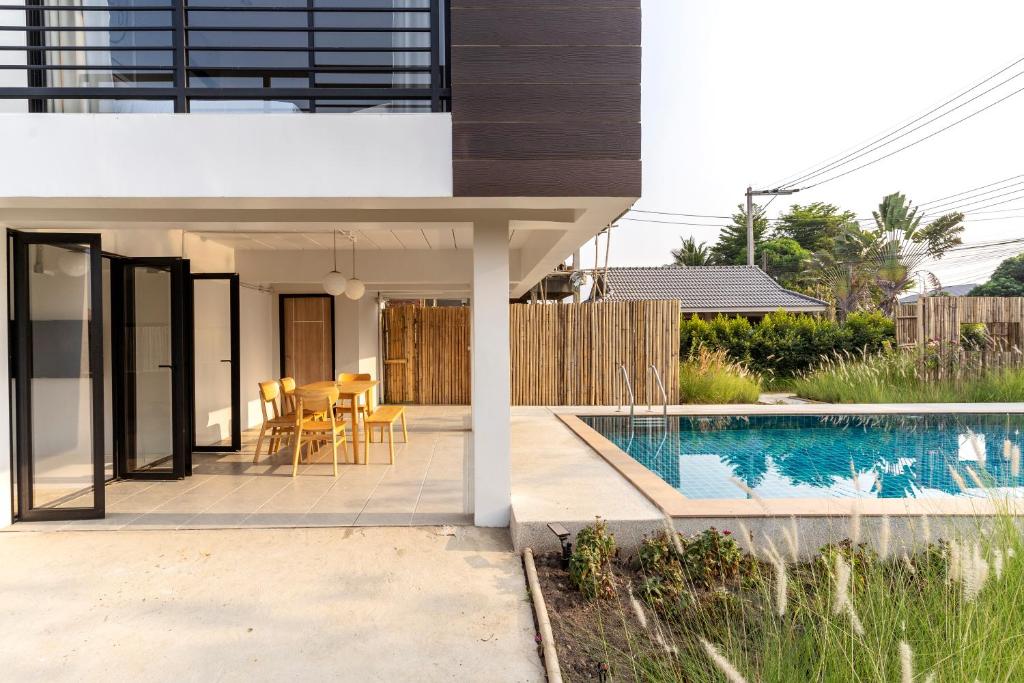 Bazén v ubytování Brand-new Aewmai Pool Villa&Promotion◆byน้องมังคุด nebo v jeho okolí