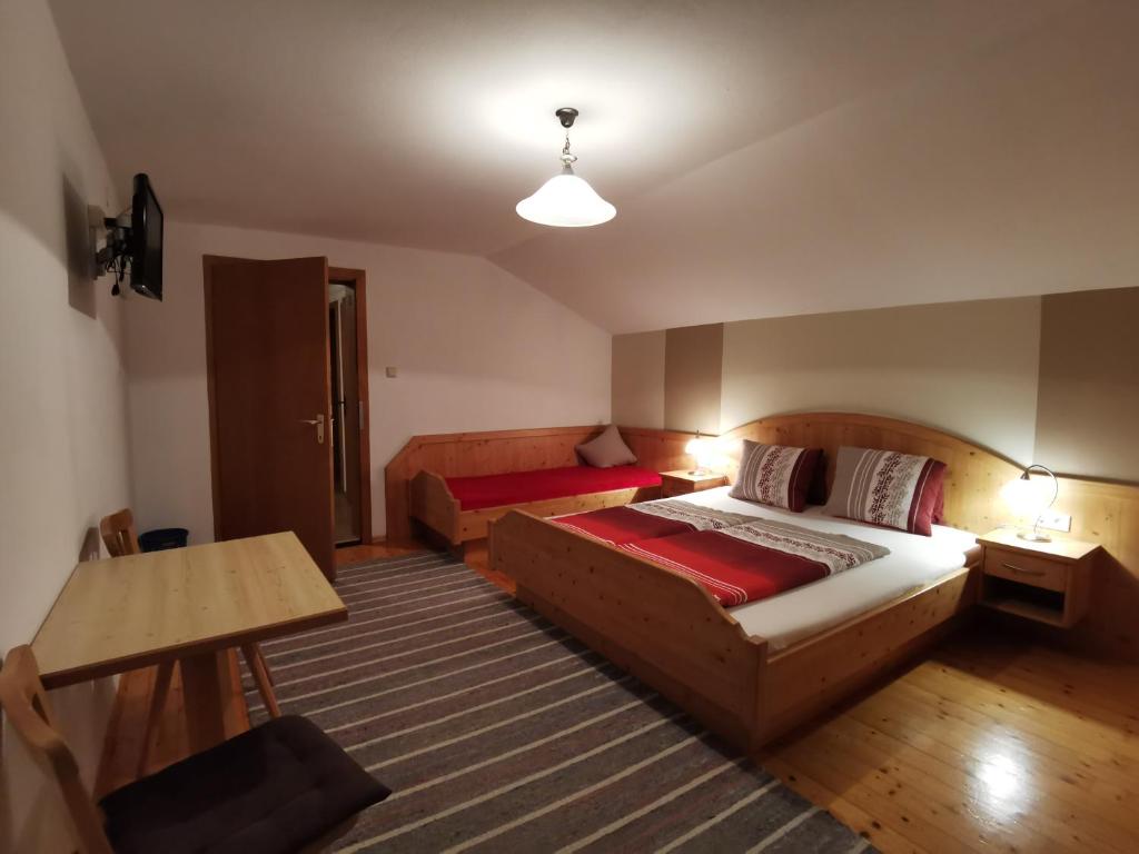 Postel nebo postele na pokoji v ubytování Jogglerhof