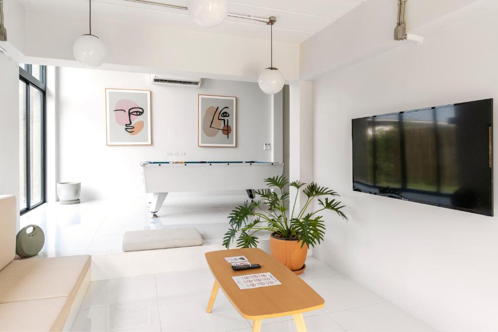 TV a/nebo společenská místnost v ubytování Brand-new Aewmai Pool Villa&Promotion◆byน้องมังคุด
