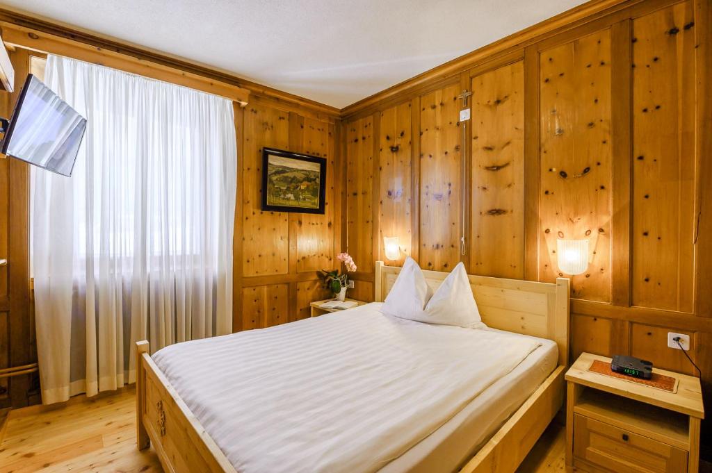 Postel nebo postele na pokoji v ubytování Hotel Centrale, Typically Swiss