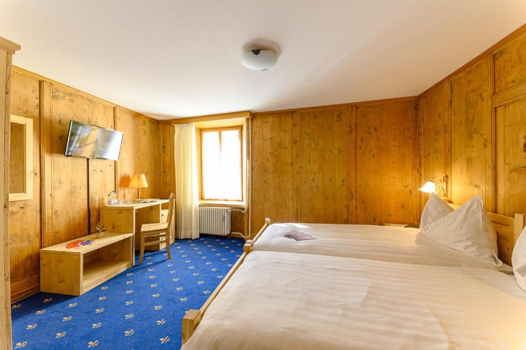 Postel nebo postele na pokoji v ubytování Hotel Centrale, Typically Swiss