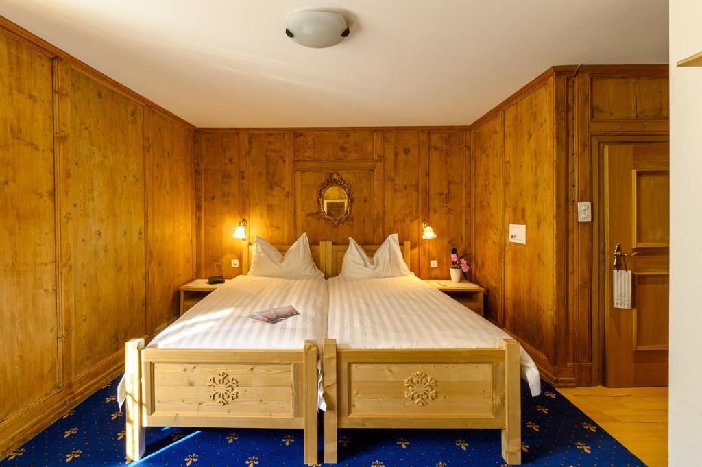 Postel nebo postele na pokoji v ubytování Hotel Centrale, Typically Swiss