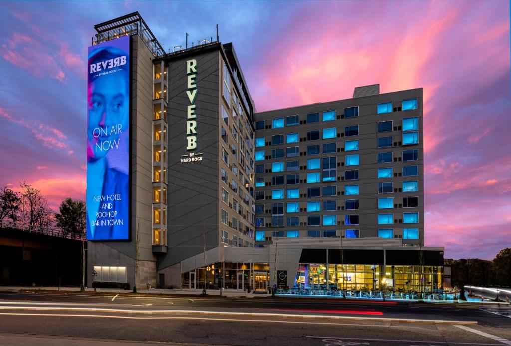 een gebouw met een groot bord aan de zijkant bij Reverb by Hard Rock Atlanta Downtown in Atlanta