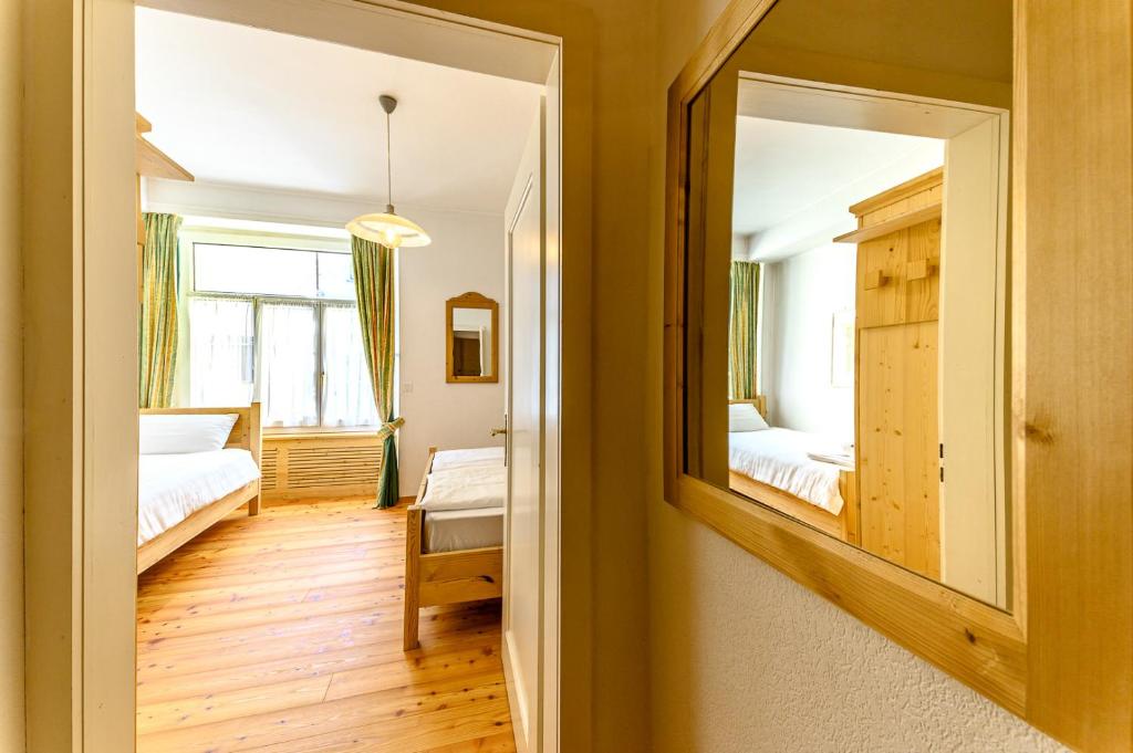 Postel nebo postele na pokoji v ubytování Hotel Centrale, Typically Swiss