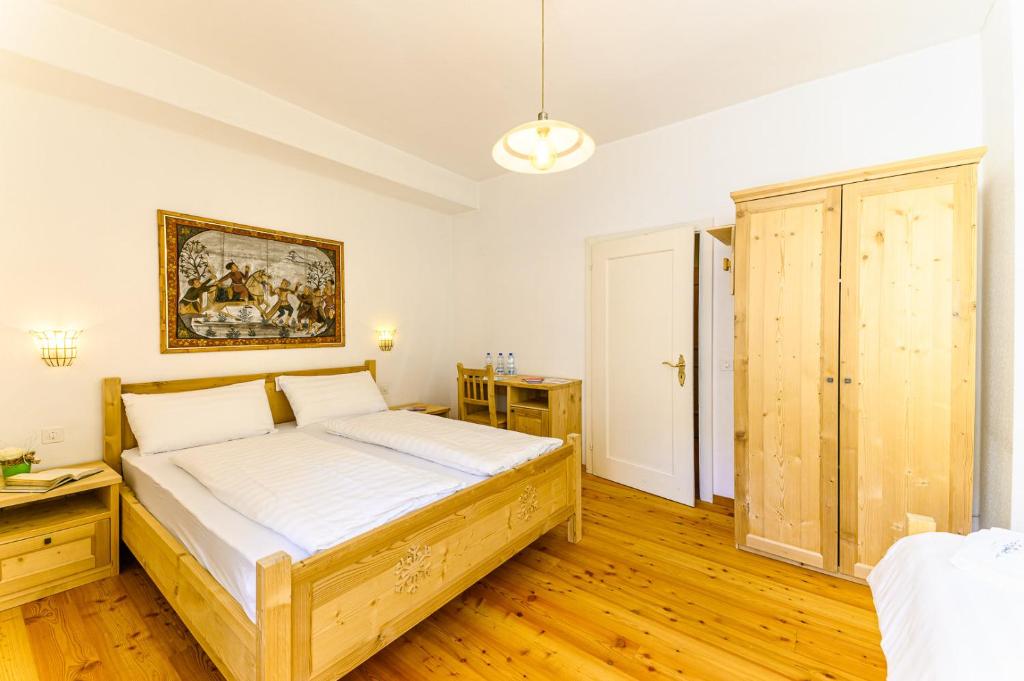 Postel nebo postele na pokoji v ubytování Hotel Centrale, Typically Swiss