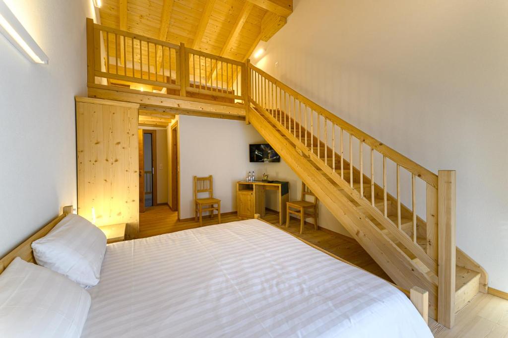 Postel nebo postele na pokoji v ubytování Hotel Centrale, Typically Swiss