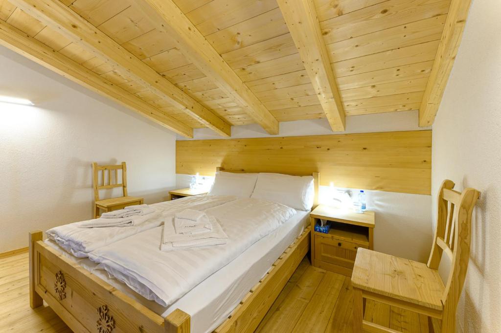 Postel nebo postele na pokoji v ubytování Hotel Centrale, Typically Swiss