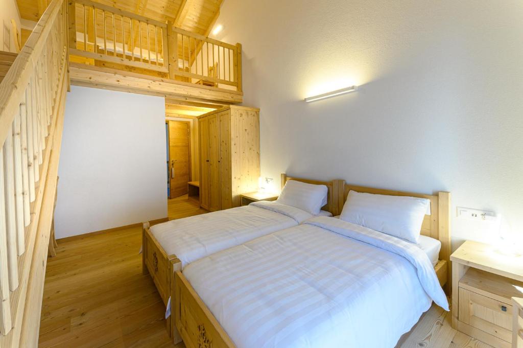 Postel nebo postele na pokoji v ubytování Hotel Centrale, Typically Swiss