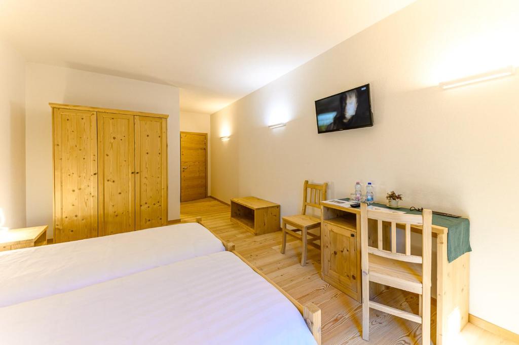 Postel nebo postele na pokoji v ubytování Hotel Centrale, Typically Swiss