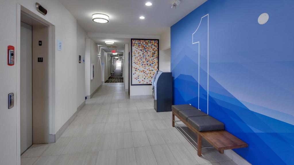 Holiday Inn Express & Suites Detroit - Farmington Hills by IHG photo