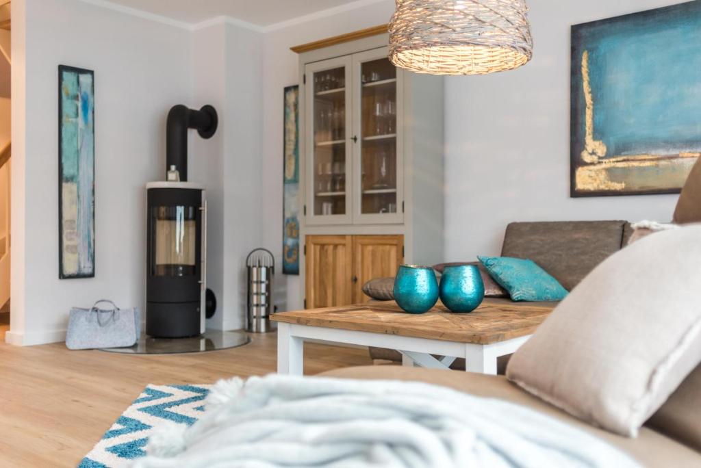 a living room with a table with blue vases on it at Barther Str_10 _Seeschwalbe_ in Zingst