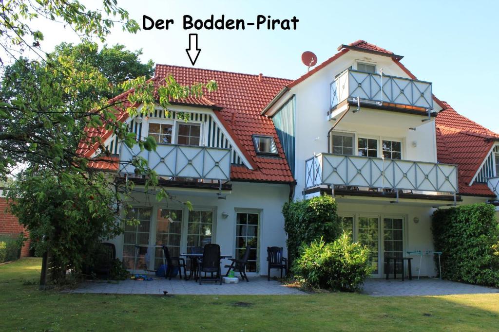 ein Bild eines Hauses mit den Worten der gebrochenen Drehung in der Unterkunft Birkenstr.6 Haus 1 Bodden Pirat in Zingst