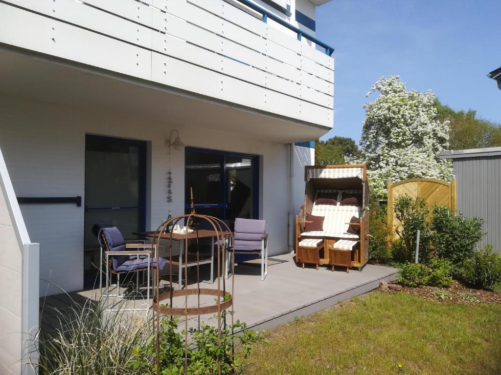 een patio met stoelen en meubels buiten een huis bij Klosterstr_14 Wohnung 1 _KOeNIG_ in Zingst