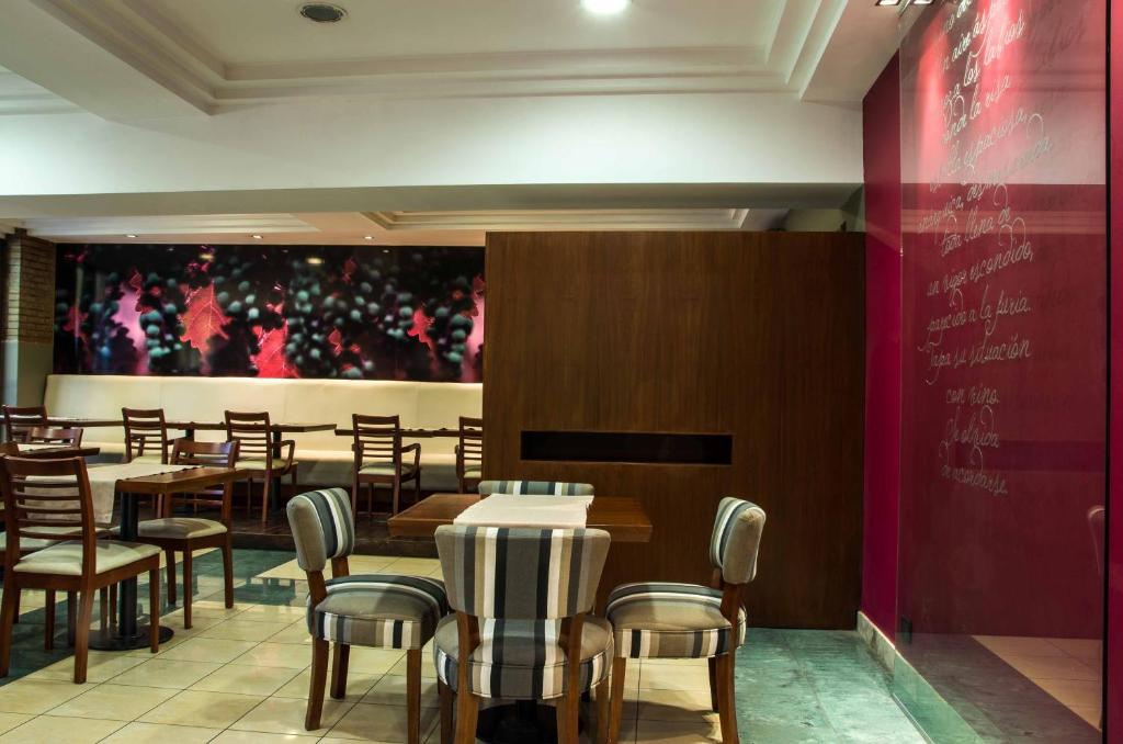 Um restaurante ou outro lugar para comer em Portal Plaza Suites