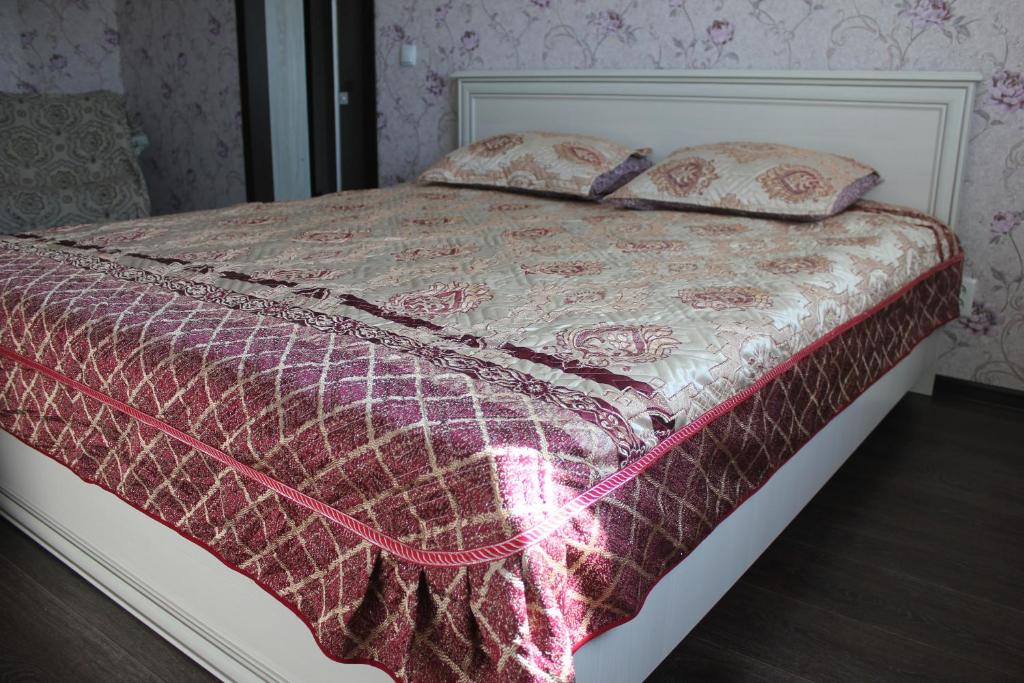 Tempat tidur dalam kamar di Элитная квартира на набережной реки Иртыш