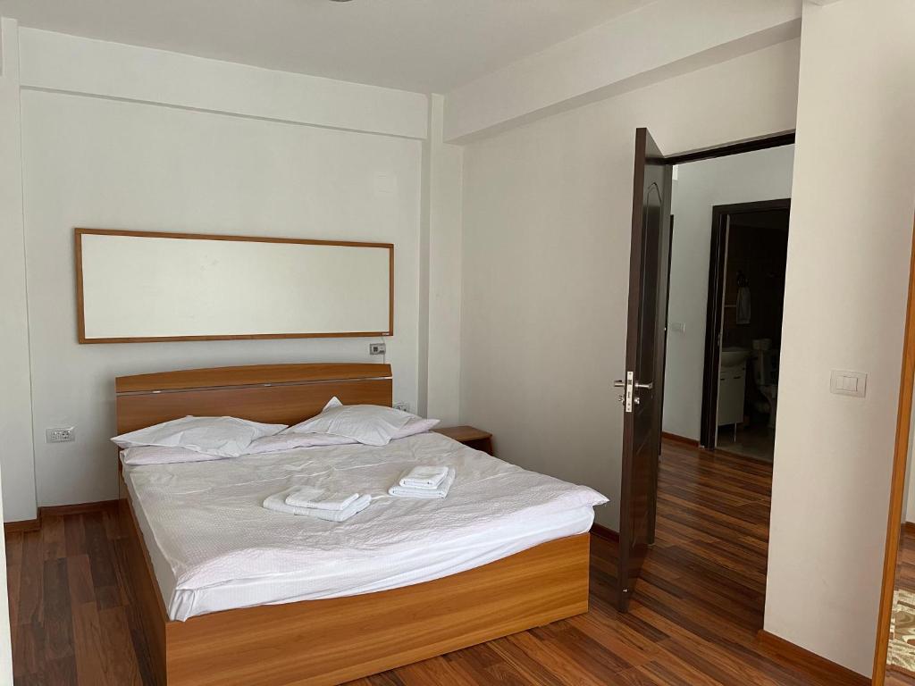 Ένα ή περισσότερα κρεβάτια σε δωμάτιο στο Olanesti Apartament
