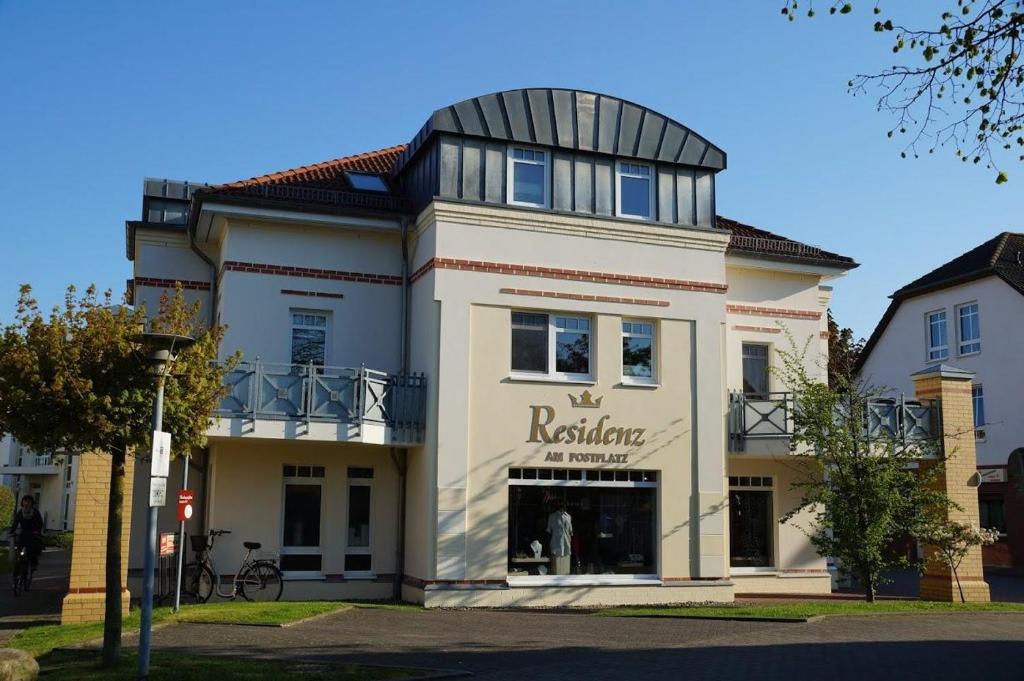 ein Gebäude mit einem Schild für ein Restaurant in der Unterkunft Hafenstr.35 Villa Verena in Zingst