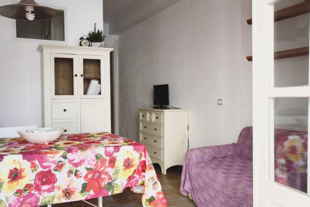 Tempat tidur dalam kamar di Una casa tra le colline e il mare