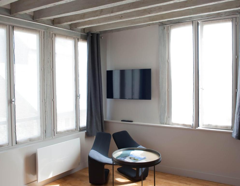 TV a/nebo společenská místnost v ubytování Chambres chez l'habitant Capucine