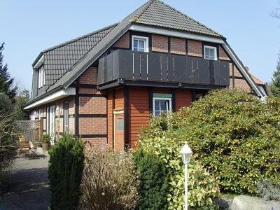 una casa marrone con tetto nero di Birkenstr_17 A OG a Zingst