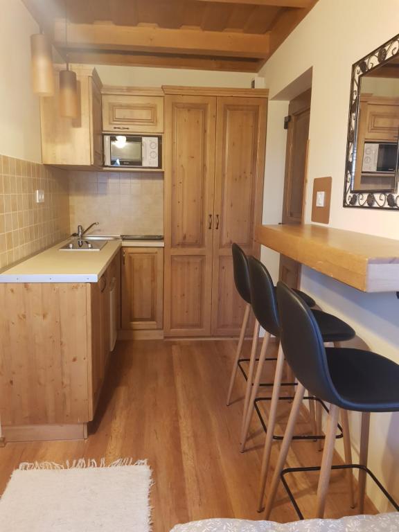 Kuchyň nebo kuchyňský kout v ubytování Tóth Vendégház és Apartmanház Újfehértó