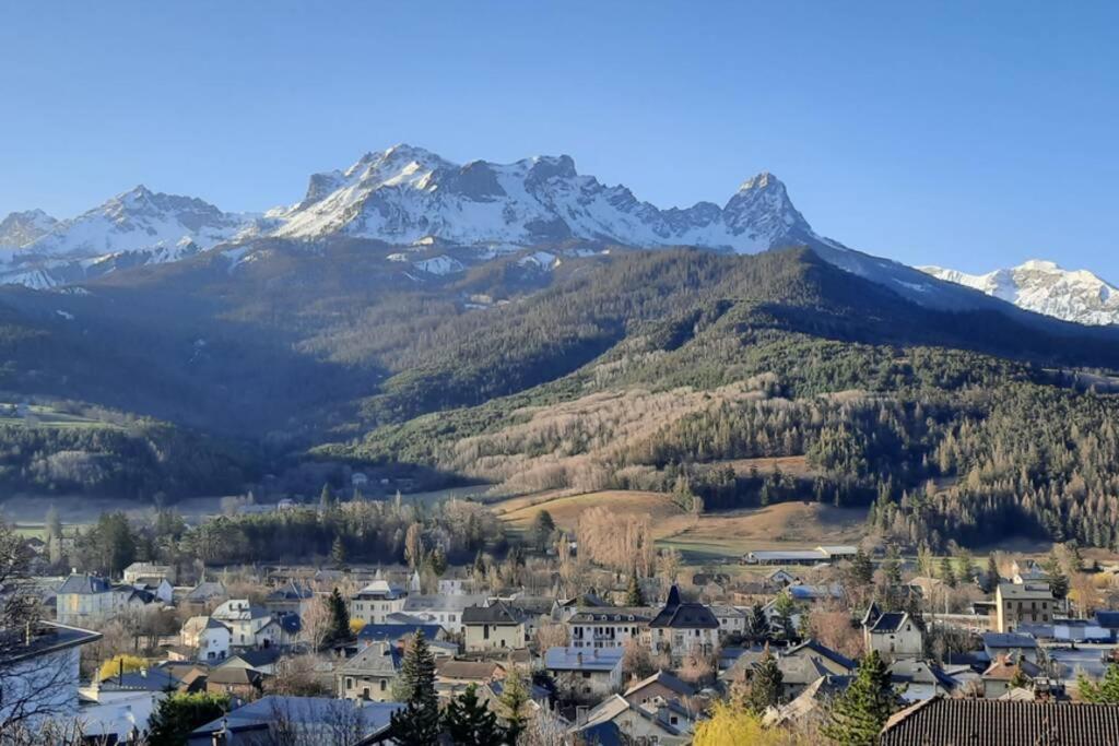 une ville avec une montagne en arrière-plan dans l'établissement Cap plein sud en ubaye, à Barcelonnette