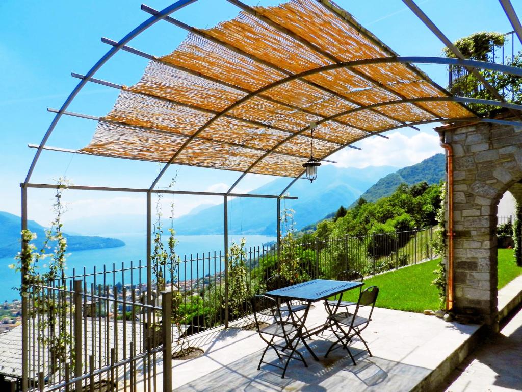 un patio con mesa y vistas al océano en Villa VaLuRi vista magnifica sul Lago di Como Appartamento piano terra, en Vercana