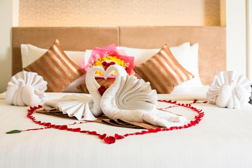 Postel nebo postele na pokoji v ubytování Swiss-Belhotel Lampung
