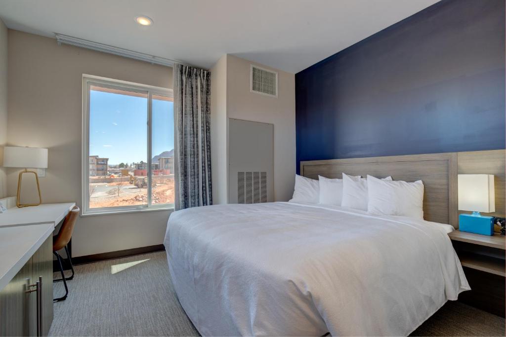 Postel nebo postele na pokoji v ubytování Scenic View Inn & Suites Moab