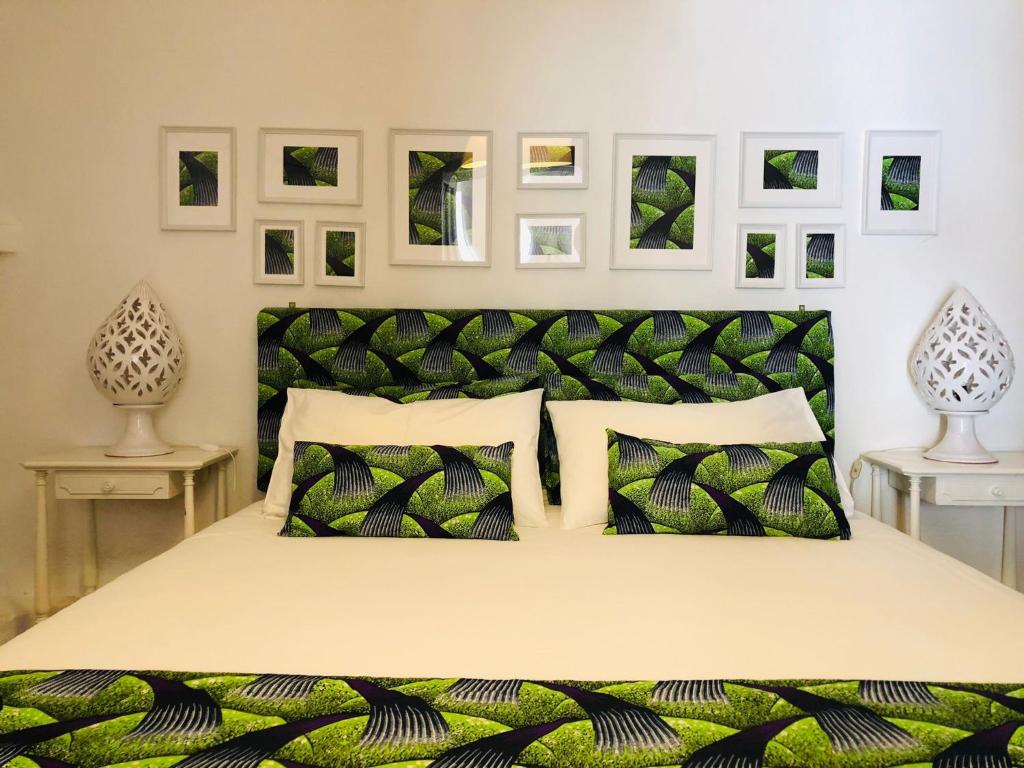 een slaapkamer met een groot bed met een groen hoofdeinde bij I 5 Sensi Country in Brusnengo