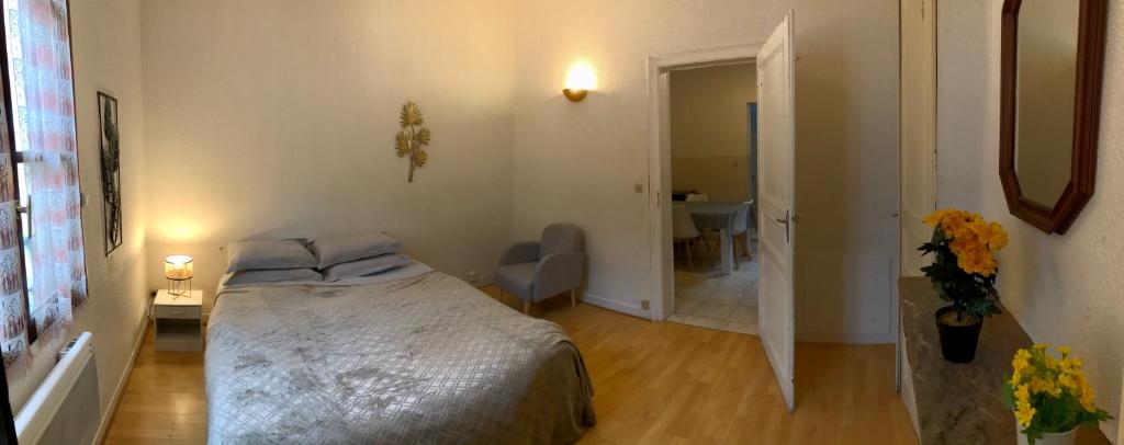 - une petite chambre avec un lit et une salle de bains dans l'établissement Appart T2 Prefecture et Centre Ville, au Mans