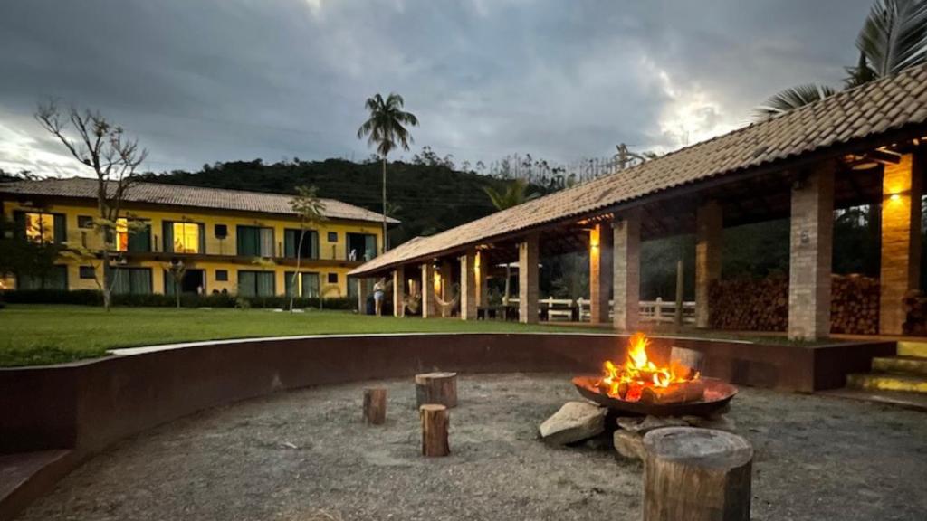 a fire pit in front of a building at Espaço Casa na Rocha in São José dos Campos