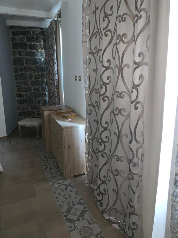 una habitación con una pared con una cortina en blanco y negro en Nicola’s house, en Benetutti