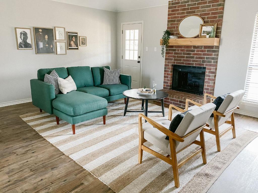 salon z kanapą, krzesłami i kominkiem w obiekcie The Pearl: A Fully Updated 3 Bedroom Home Near ACU w mieście Abilene