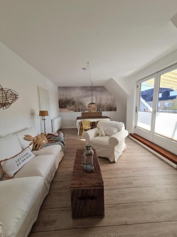 Una sala de estar con dos sofás y una mesa de café. en Saltwater Happy, en Büsum