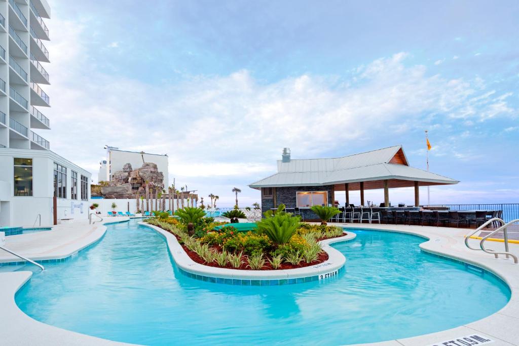 สระว่ายน้ำที่อยู่ใกล้ ๆ หรือใน Holiday Inn Express & Suites Panama City Beach Beachfront, an IHG Hotel
