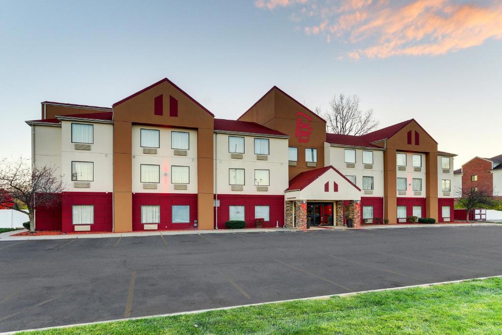 a rendering of a hotel with a parking lot at Red Roof Inn Springfield, OH in Springfield